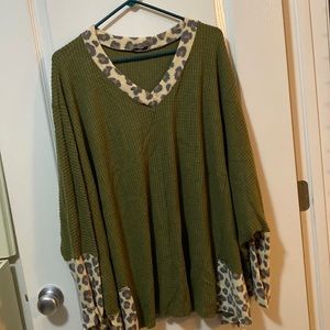 White Birch poncho top. Green w/leopard print trim. 1X. Excellent used condition